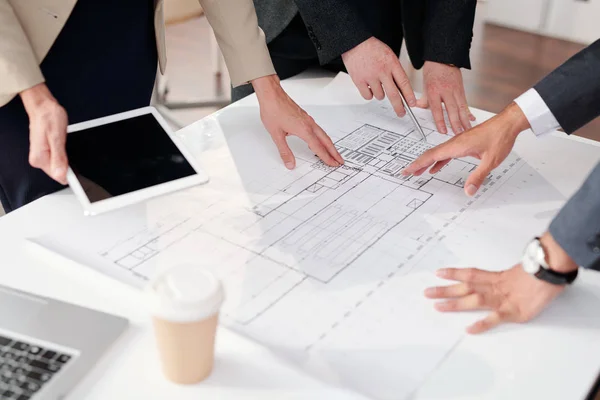 Primer Plano Del Equipo Negocios Discutiendo Planes Borradores Durante Reunión — Foto de Stock