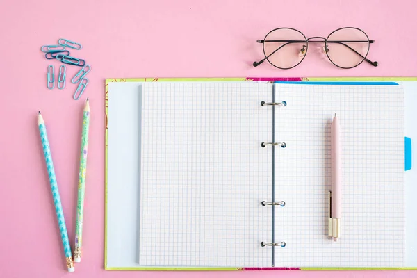 Copybook Abierto Cuaderno Con Páginas Blanco Pluma Dos Lápices Clips — Foto de Stock