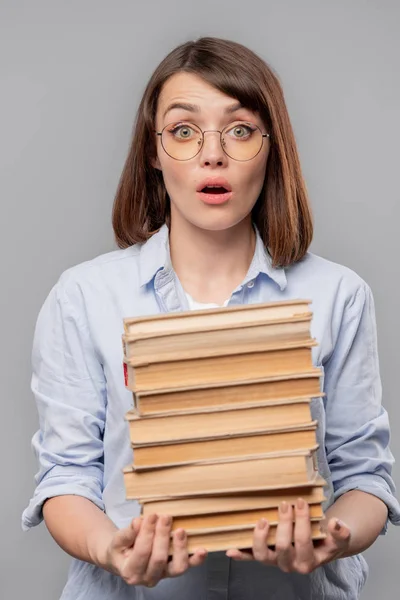 Jonge Verrast Leraar Student Met Stapel Boeken Staande Voor Camera — Stockfoto