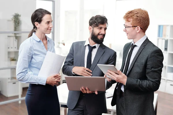 Retrato Cintura Hacia Arriba Tres Jóvenes Empresarios Discutiendo Trabajo Sonriendo —  Fotos de Stock