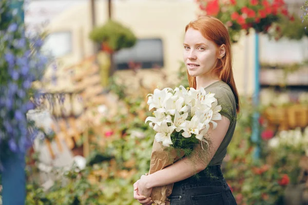 Retrato Contenido Atractiva Pelirroja Trabajando Con Flores Mercado Plantas Ella — Foto de Stock