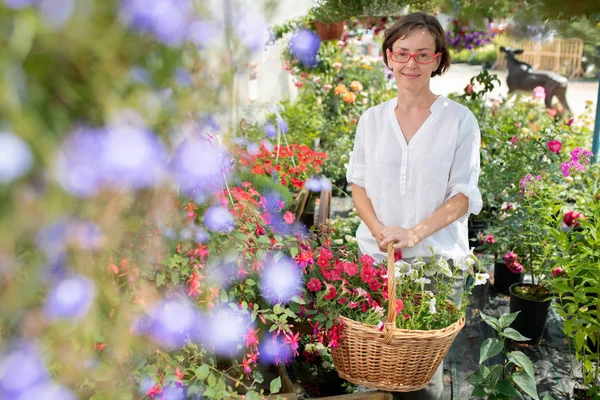 Bella Bruna Giardiniere Femminile Con Cesto Fiori Che Guarda Mentre — Foto Stock