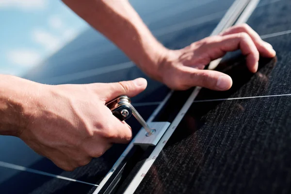 Mãos Técnico Profissional Engenheiro Usando Parafuso Durante Instalação Painéis Solares — Fotografia de Stock