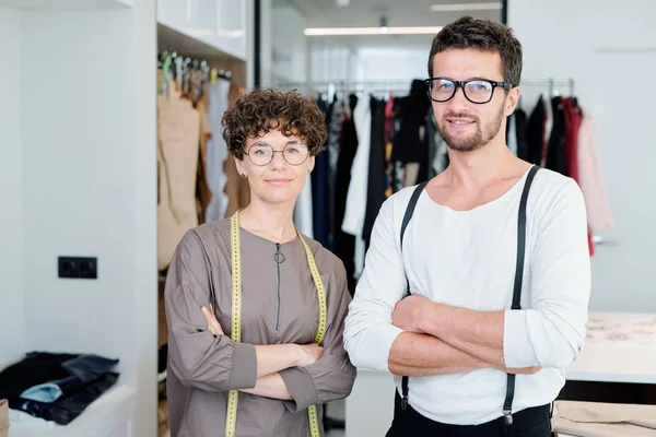 Dos Jóvenes Diseñadores Moda Seguros Sastres Con Brazos Cruzados Pie — Foto de Stock