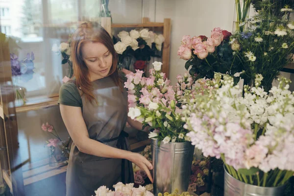 Florista Femenina Calificada Con Cabello Rojo Usando Delantal Pie Refrigerador —  Fotos de Stock