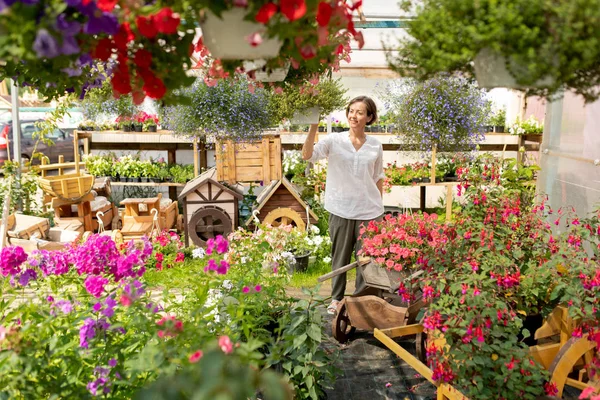 Zeitgenössischer Florist Oder Gärtner Spaziert Durch Gartencenter Zwischen Blühenden Blumen — Stockfoto