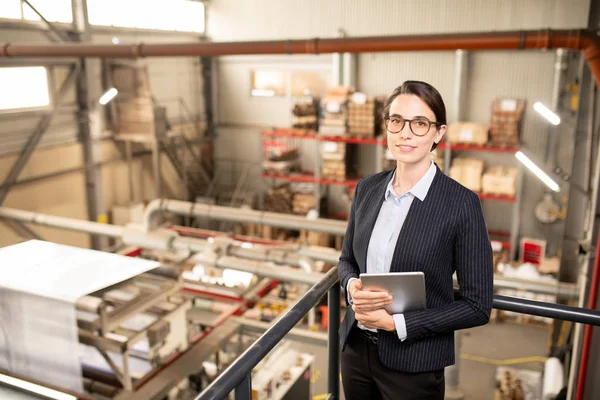 Joven Gerente Técnico Exitoso Ropa Formal Que Mira Mientras Trabaja — Foto de Stock