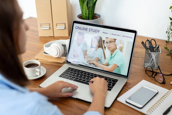 Mujer Joven Navegando Red Mientras Utiliza Sitio Web Aprendizaje Distancia — Foto de Stock