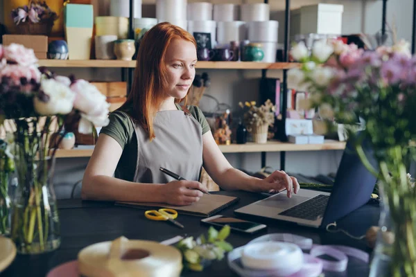 Content Confident Attractive Young Woman Apron Standing Counter Using Laptop — Stock Photo, Image