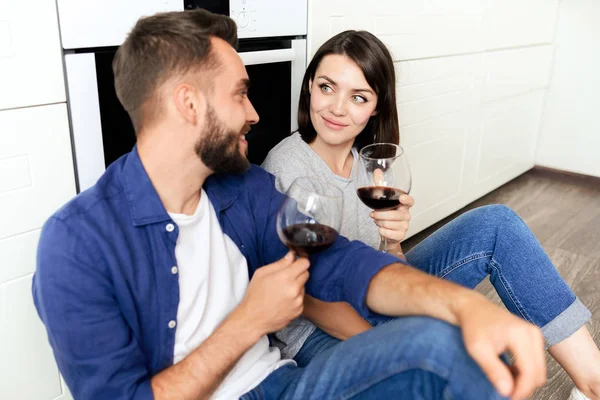 Happy Beautiful Young Couple Casual Outfits Sitting Floor Drinking Red — Stock Photo, Image