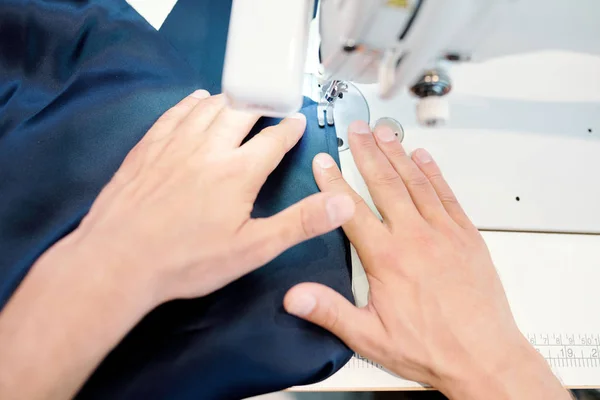 Mãos Humanas Segurando Tecido Azul Escuro Enquanto Costura Item Roupa — Fotografia de Stock