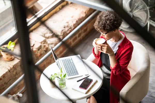 Jeune Femme Avec Une Tasse Cappuccino Assis Table Dans Café — Photo