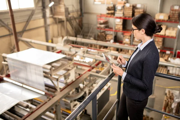 年轻的女性质量控制专家 在化学生产厂用触摸板测试新型工业设备 — 图库照片