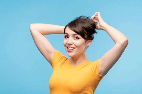 Jovem Mulher Encantadora Com Cabelo Escuro Fazendo Penteado Olhando Para — Fotografia de Stock