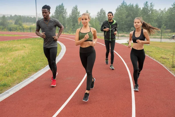 Csoport Aktív Fiúk Lányok Sportruházat Fut Versenypályák Stadionban Miközben Készül — Stock Fotó