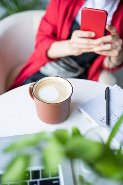 Mulher Contemporânea Com Smartphone Sentado Mesa Café Tirando Foto Caneca — Fotografia de Stock