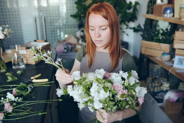 Florista Pelirroja Creativa Seria Delantal Pie Escritorio Con Herramientas Flores — Foto de Stock