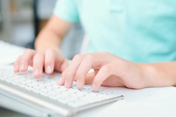 Menschliche Hände Drücken Die Tasten Der Computertastatur Während Sie Klassenzimmer — Stockfoto