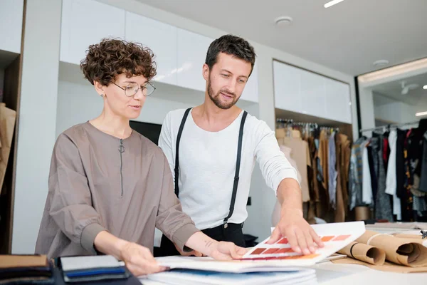 Bastante Diseñador Moda Colega Mirando Través Muestra Color Conjunto Mientras — Foto de Stock