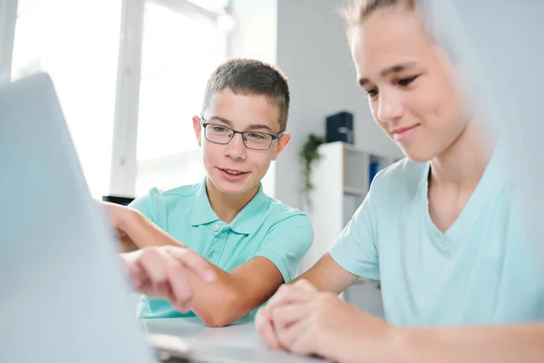 Schattige School Jongen Zijn Klasgenoot Kijken Naar Laptop Scherm Terwijl — Stockfoto