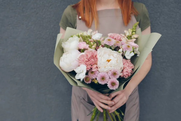 Gros Plan Fleuriste Méconnaissable Dans Tablier Debout Contre Mur Gris — Photo