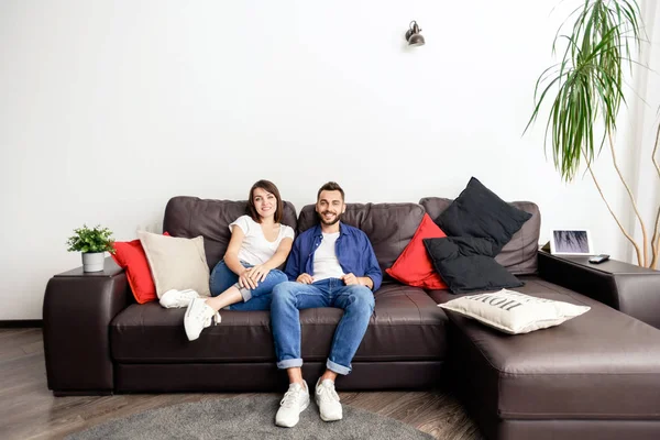 Positiv Schönes Junges Paar Jeans Sitzt Auf Weichem Sofa Mit — Stockfoto