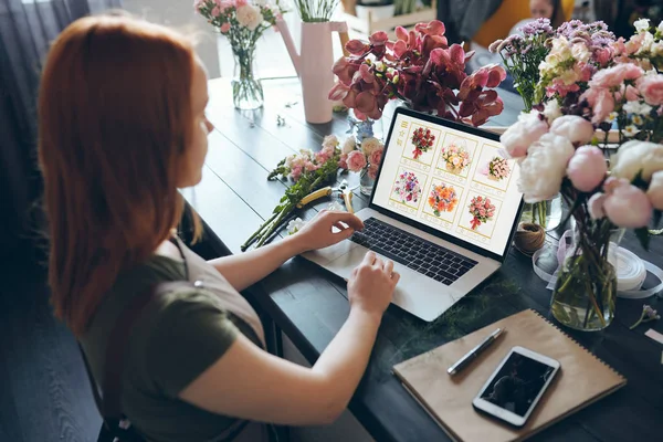 Florista Ocupado Balcão Madeira Com Flores Frescas Usando Laptop Encontrar — Fotografia de Stock