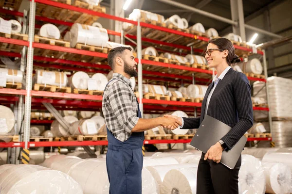 Dos Socios Exitosos Apretón Manos Almacén Gran Fábrica Después Negociación — Foto de Stock