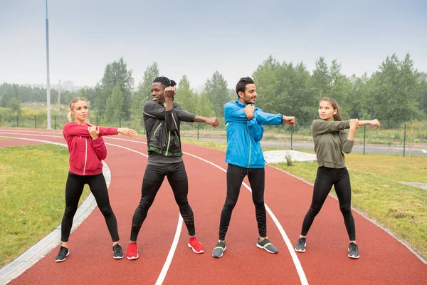 Jovens Homens Mulheres Activewear Nas Pistas Corrida Estádio Livre Exercendo — Fotografia de Stock