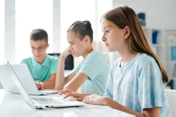 Menina Bonita Usando Laptop Fundo Seus Colegas Classe Enquanto Sentado — Fotografia de Stock