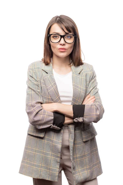 Joven Empresaria Confiada Ropa Formal Gafas Cruzando Sus Brazos Pecho —  Fotos de Stock