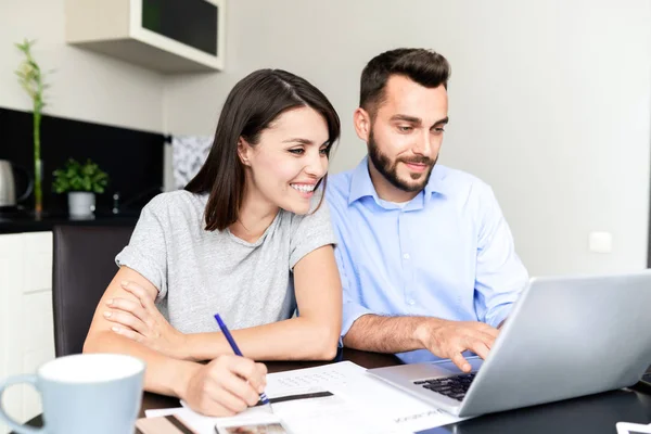 Vrolijk Mooi Paar Zitten Aan Tafel Het Gebruik Van Laptop — Stockfoto