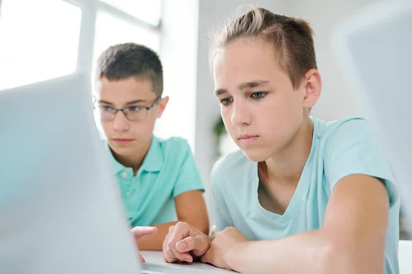 Два Розумних Школярів Сидять Столом Перед Дисплеєм Ноутбука Під Час — стокове фото