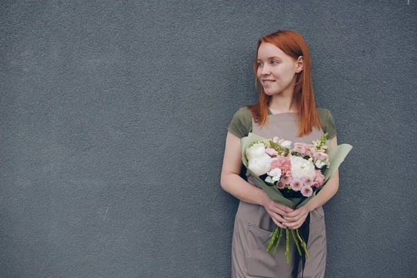 Leende Begåvade Unga Kvinnliga Florist Med Rött Hår Bär Förkläde — Stockfoto