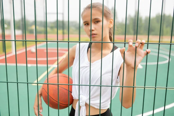 Pretty Girl Fritidskläder Hålla Bollen Medan Tittar Dig Genom Nätet — Stockfoto