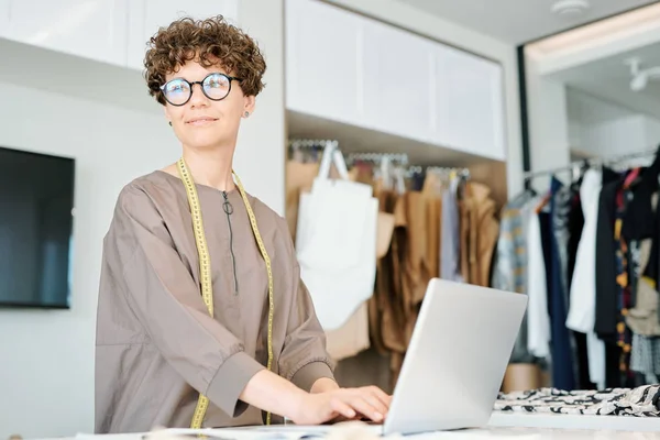 Junge Attraktive Frau Mit Dunklem Lockigem Haar Tippt Auf Laptop — Stockfoto