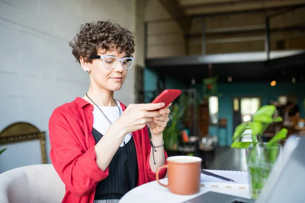 Bella Giovane Donna Donna Affari Con Smartphone Scattare Foto Tazza — Foto Stock