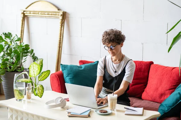 Giovane Home Office Manager Casualwear Seduto Sul Divano Con Cuscini — Foto Stock