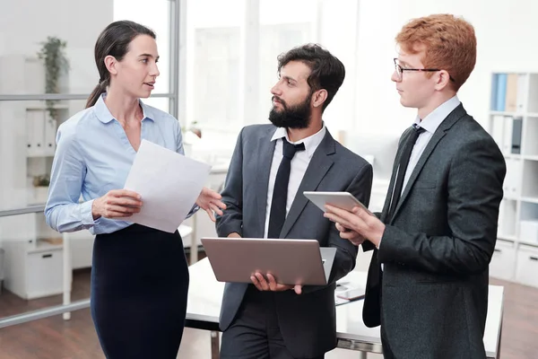 Retrato Três Jovens Empresários Discutindo Trabalho Sorrindo Escritório Moderno — Fotografia de Stock