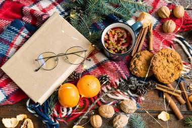 Ahşap masa üzerinde nesneler, semboller ve geleneksel yiyecek ve içeceklerle dolu Xmas arkaplanı