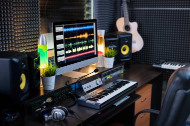 Müzik kaydı ve bilgisayar monitörü için elektrikli ekipman ve ses karıştırıcı şarkılar stüdyoda DJ veya modern müzisyen