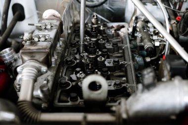 Bakım hizmeti atölyesinde teknik onarım sırasında büyük makine veya arabanın motor parçası