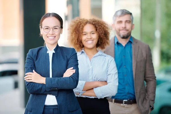 Junge Gut Gelaunte Unternehmerin Formalbekleidung Und Ihr Team Hintergrund Das — Stockfoto