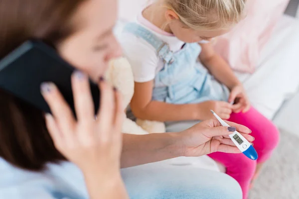 Thermomètre Tenu Par Une Jeune Mère Qui Appelle Médecin Maison — Photo