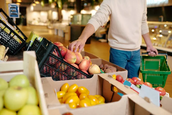 大規模な近代的なスーパーマーケットを訪問しながら 犠牲者の若者は 木製の箱からリンゴを取ります食品を購入する — ストック写真