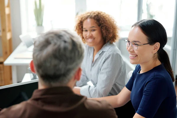 Felices Jóvenes Empresarias Multiculturales Escuchando Jefe Colega Mientras Discuten Ideas — Foto de Stock