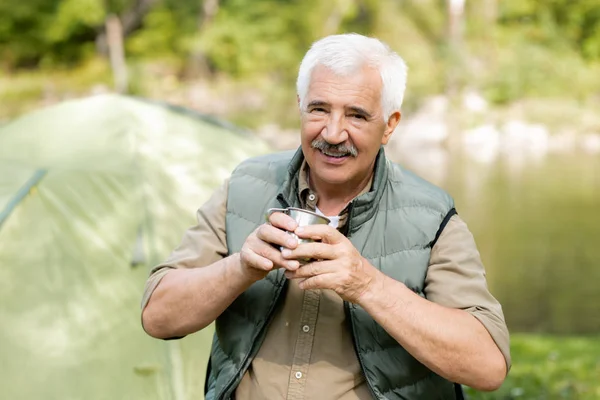 Szczęśliwy Starszy Aktywny Mężczyzna Gorącym Napojem Patrząc Ciebie Podczas Swojej — Zdjęcie stockowe