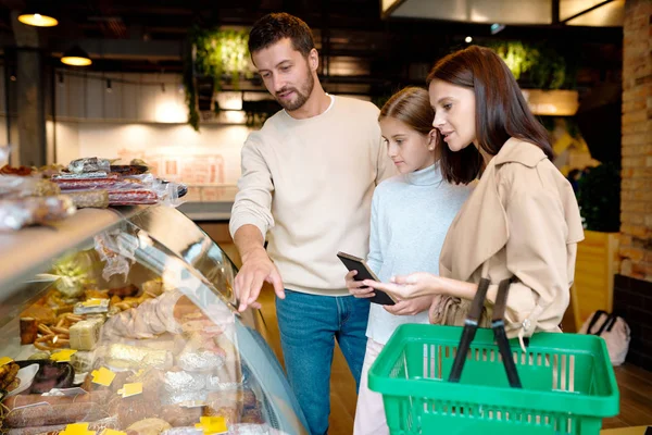 Drei Köpfige Familie Wählt Fleischprodukte Supermarkt Während Junger Mann Auf — Stockfoto