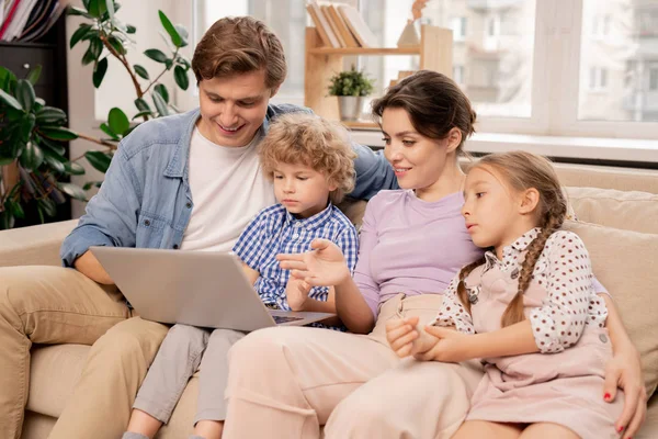 Hedendaags Echtpaar Hun Twee Kinderen Bespreken Film Terwijl Het Kijken — Stockfoto