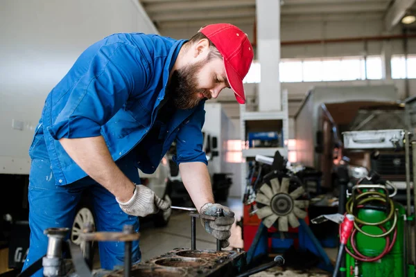 Jeune Maître Service Contemporain Réparation Technique Pencher Sur Moteur Tout — Photo